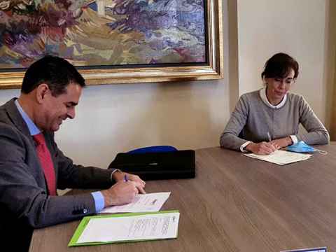 Ballesteros y Ceballos durante la firma del documento.
