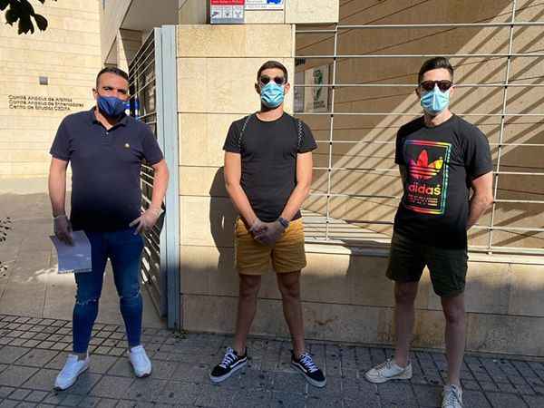 Jugadores a las puertas de la clínica.