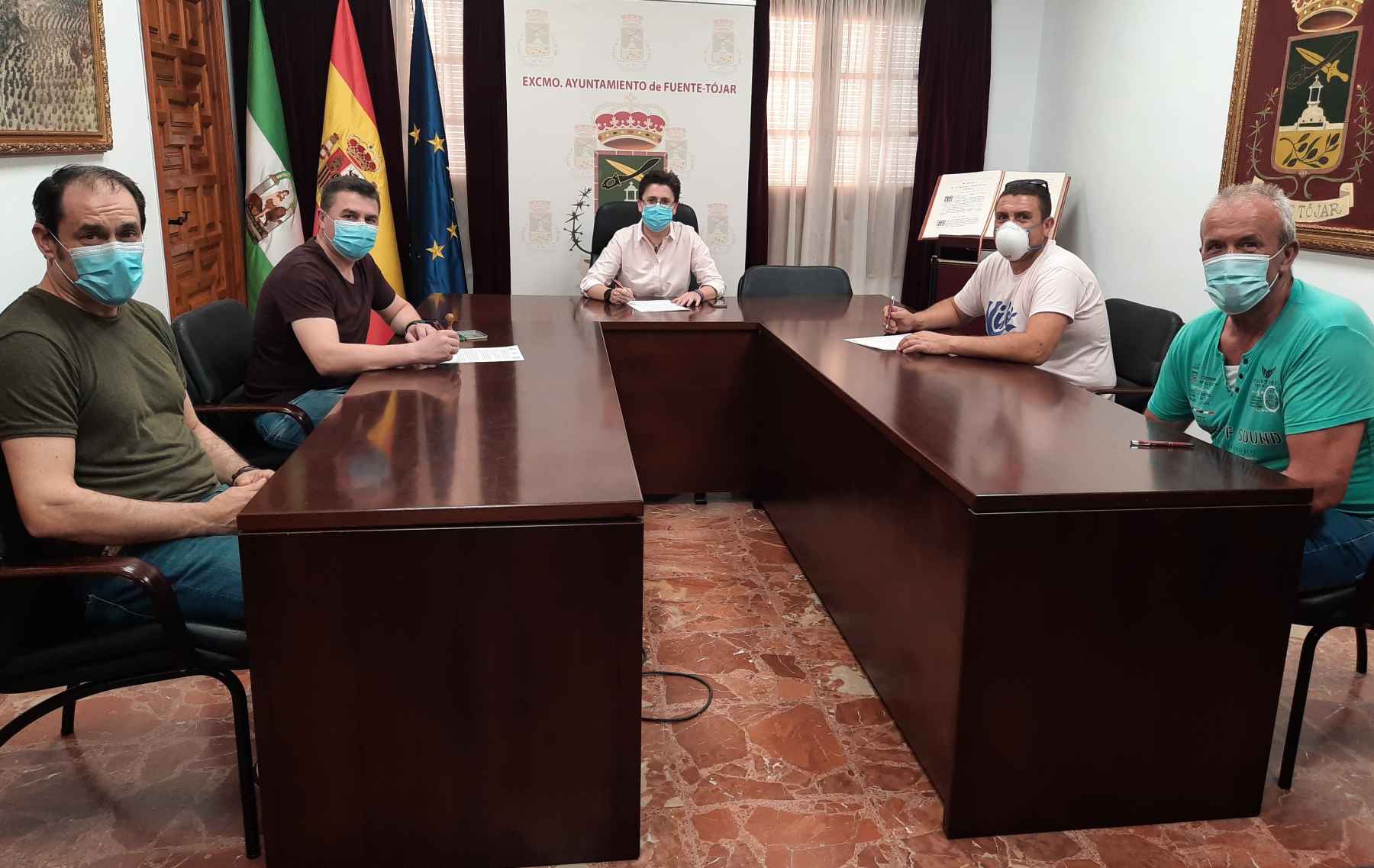 Asistentes a la firma del comunicado.