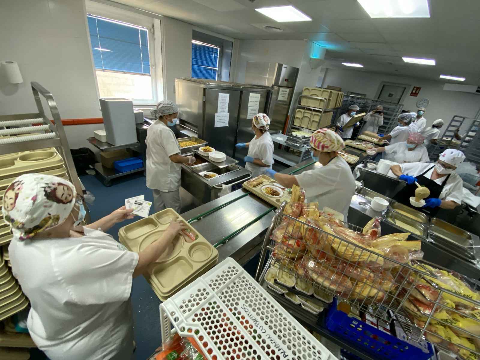 Instalaciones y personal de cocina del centro hospitalario.