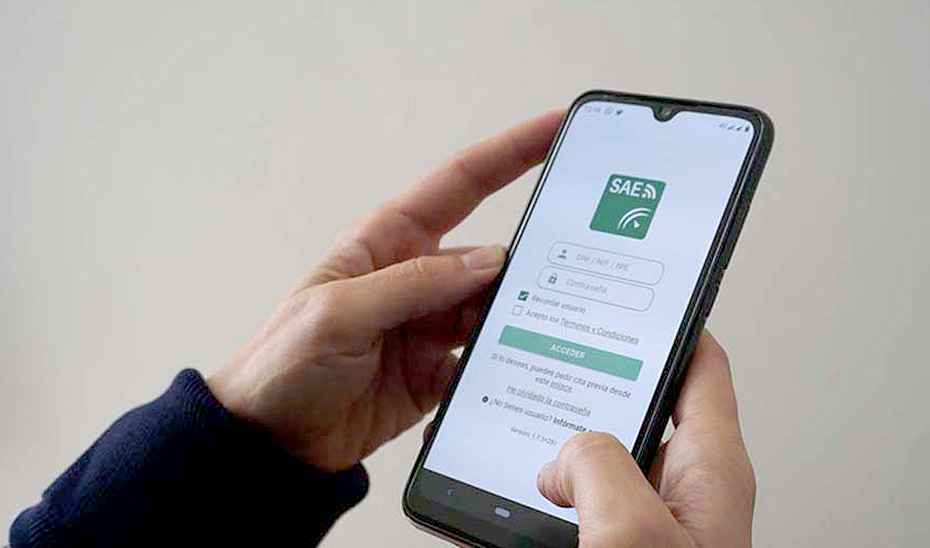 Un usuario consulta la app del Servicio Andaluz de Empleo (SAE).