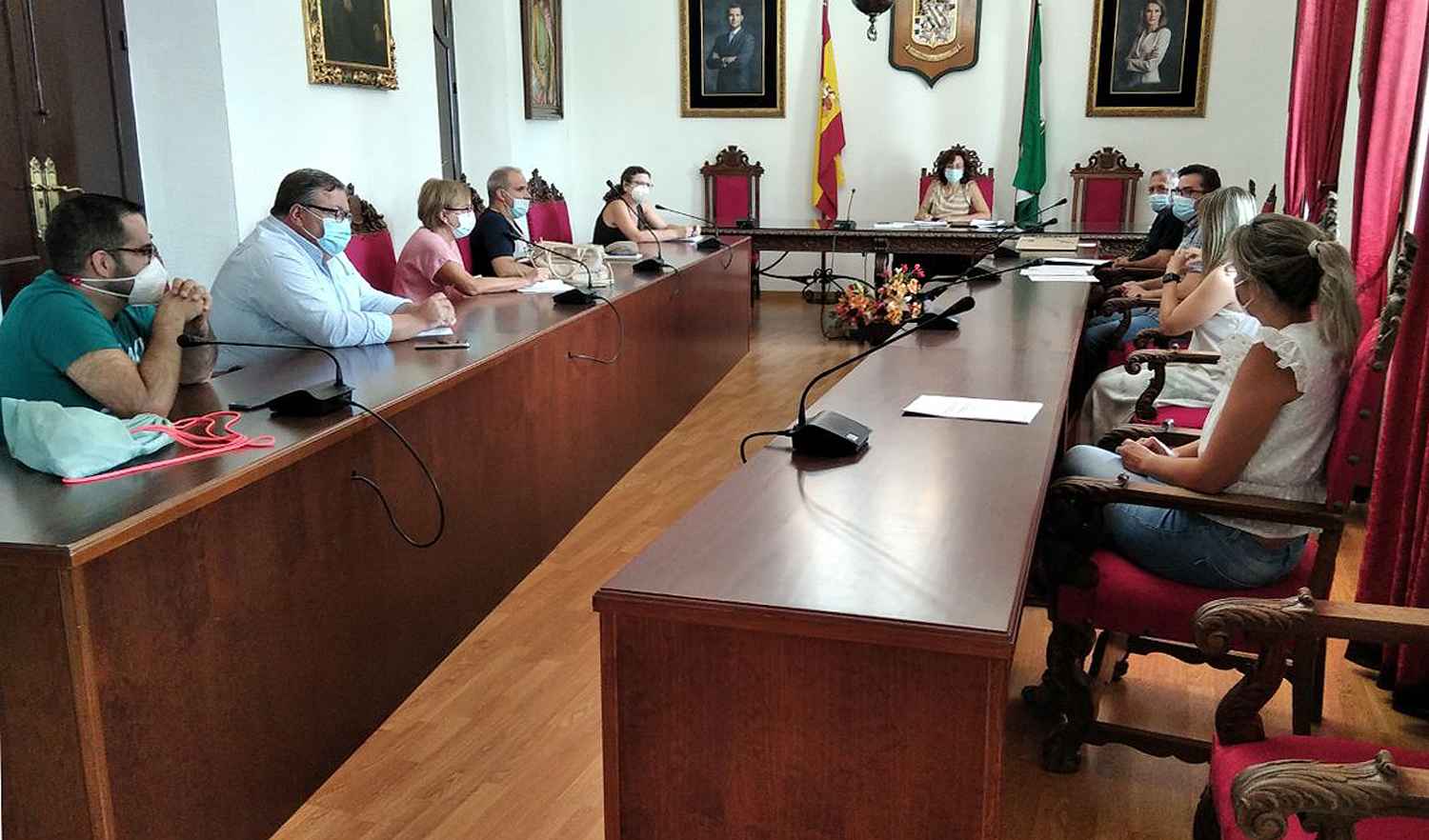 Participantes en la reunión celebrada en el salón de Plenos del Consistorio prieguense.