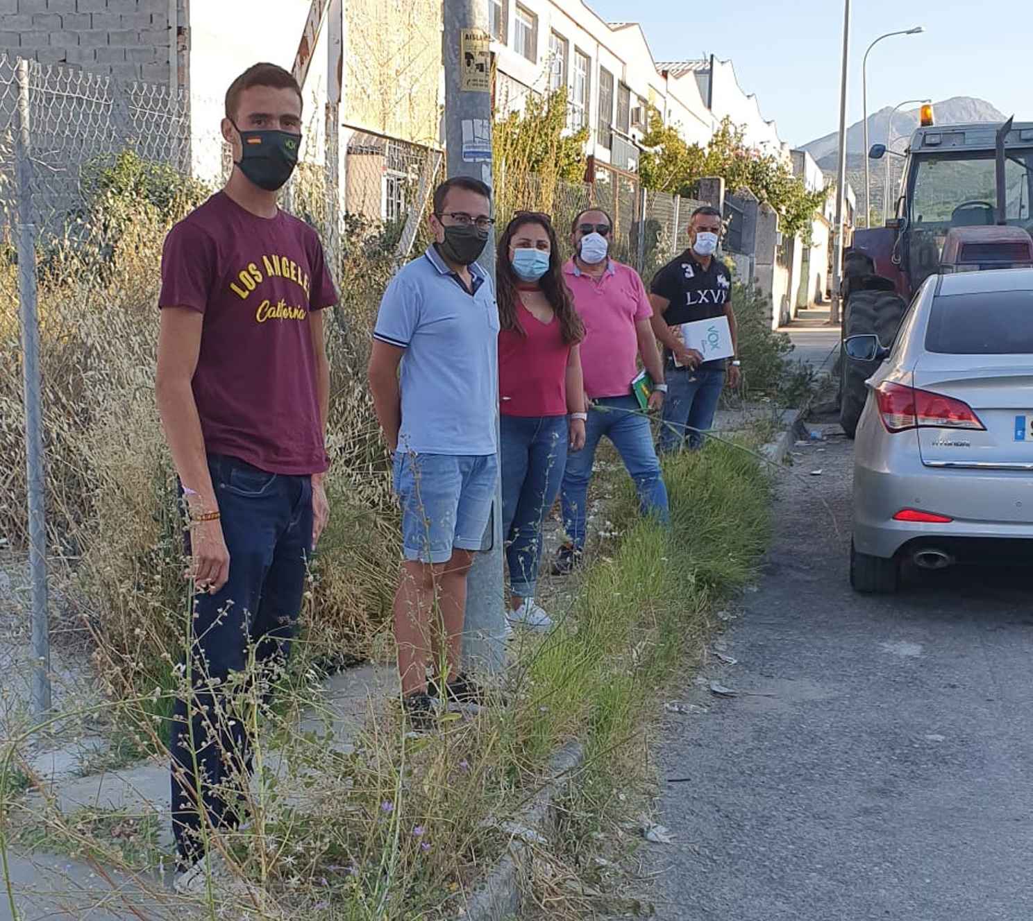 Integrantes de Vox Priego en el polígono La Vega.