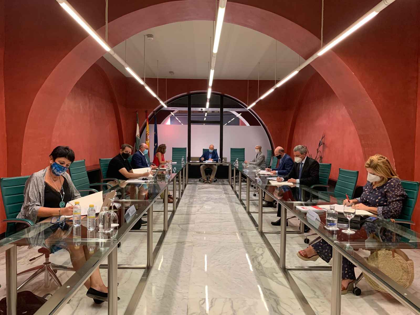 El consejero Javier Imbroda, en el momento de la firma del acuerdo con patronales de la enseñanza concertada y sindicatos.