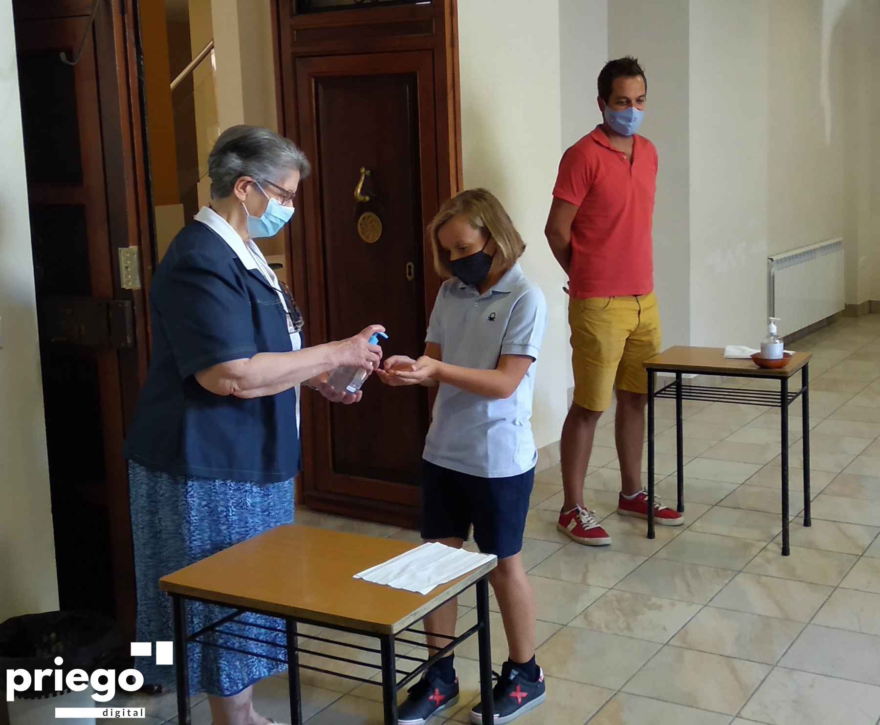 Lavado de manos con gel hidroalcohólico en el colegio Ntra. Señora de las Angustias.