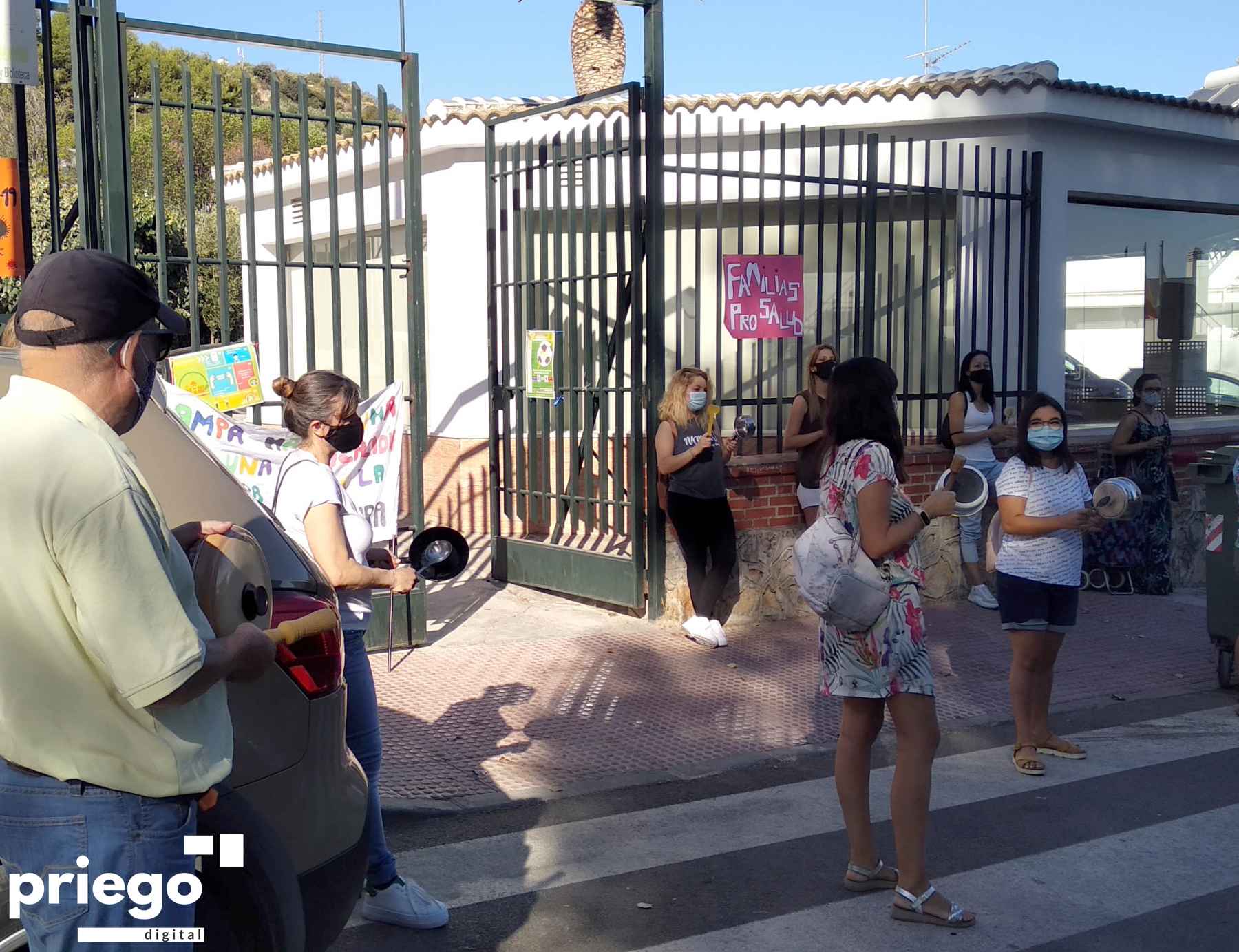 Participantes en la cacerolada convocada por el AMPA Haza Luna.