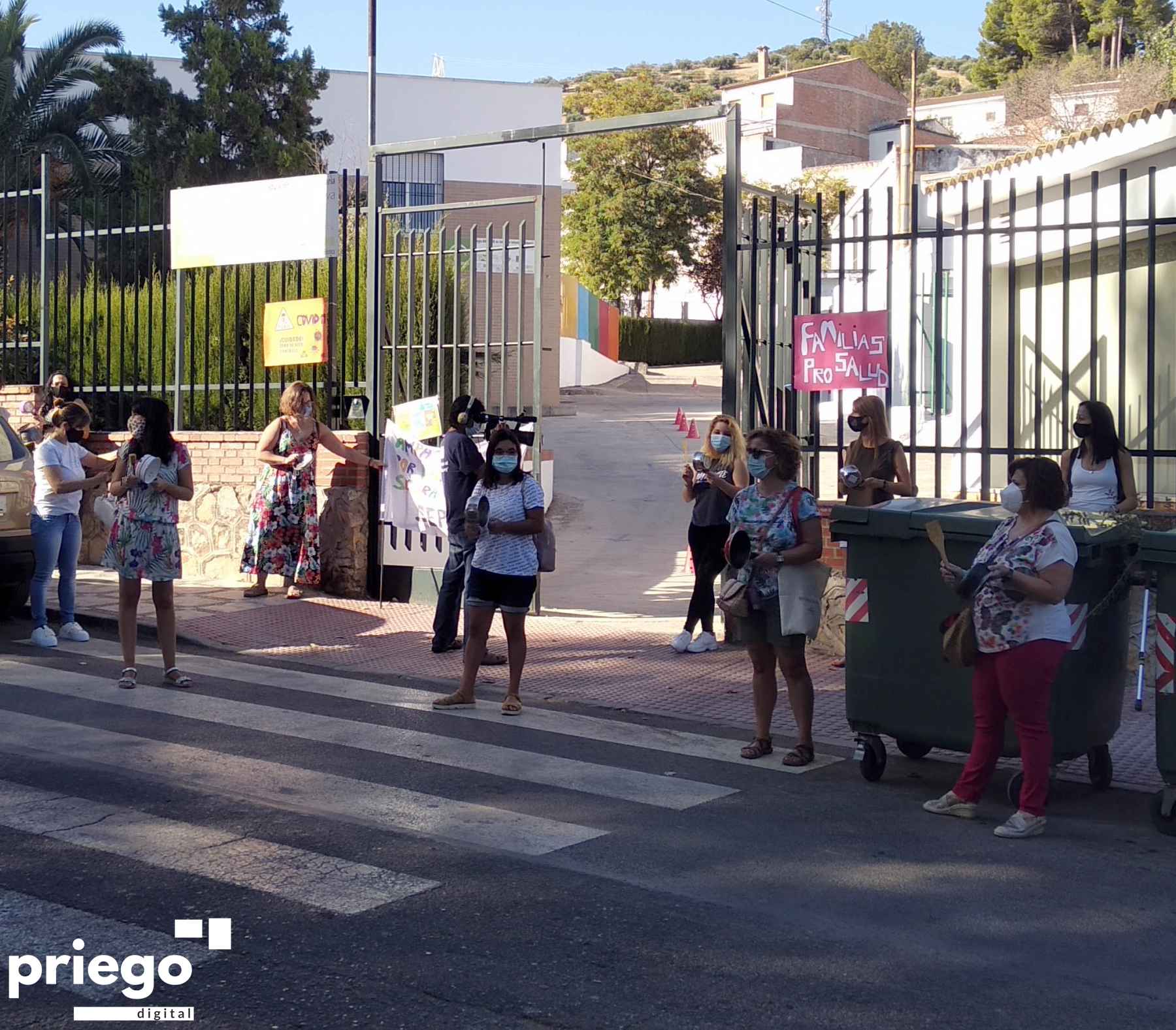 Participantes en la cacerolada convocada por el AMPA Haza Luna.
