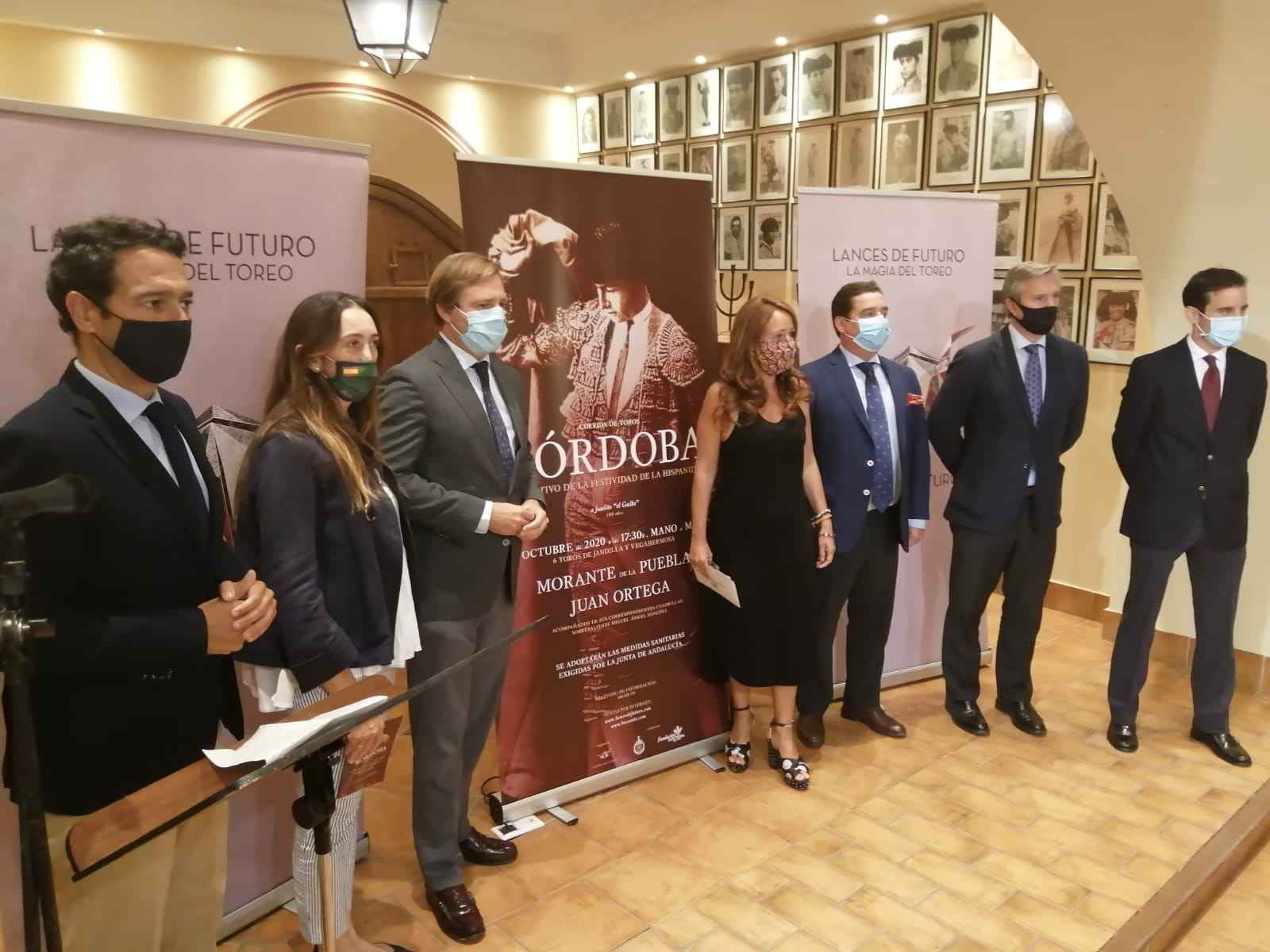 Participantes en la presentación del festejo.