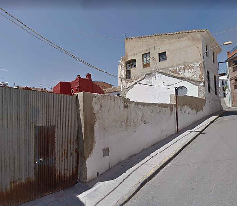 Fachada del solar.