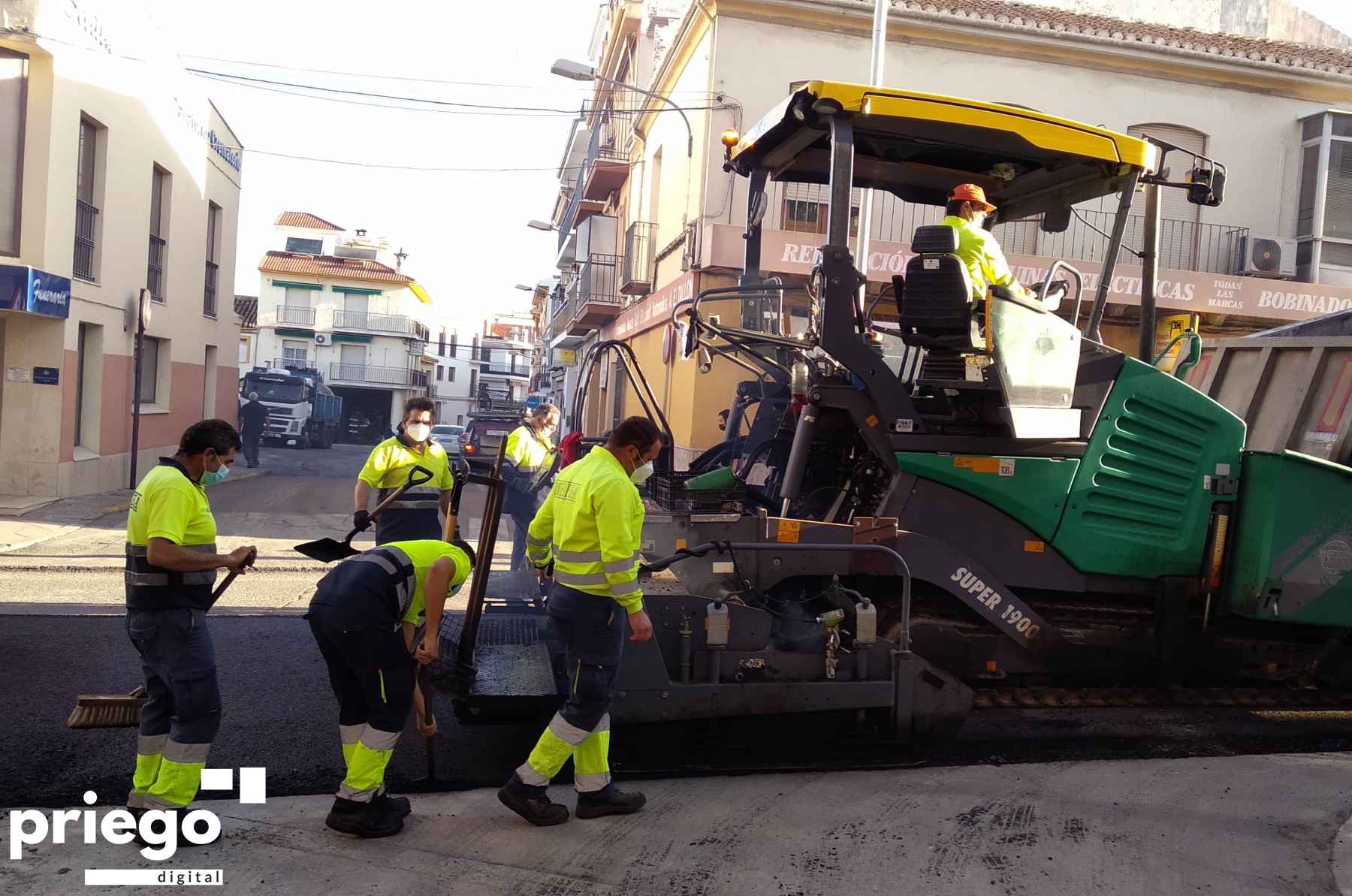 Trabajos de asfaltado en Avenida de España.