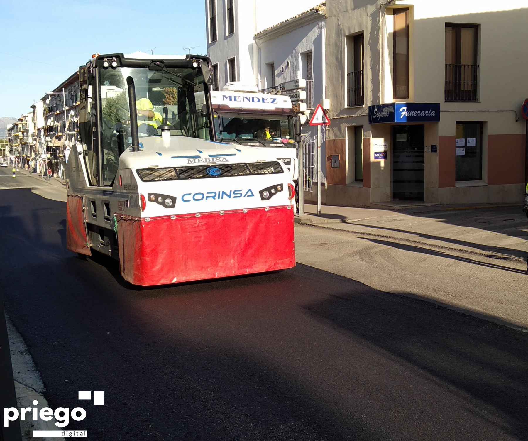 Trabajos de asfaltado en Avenida de España.