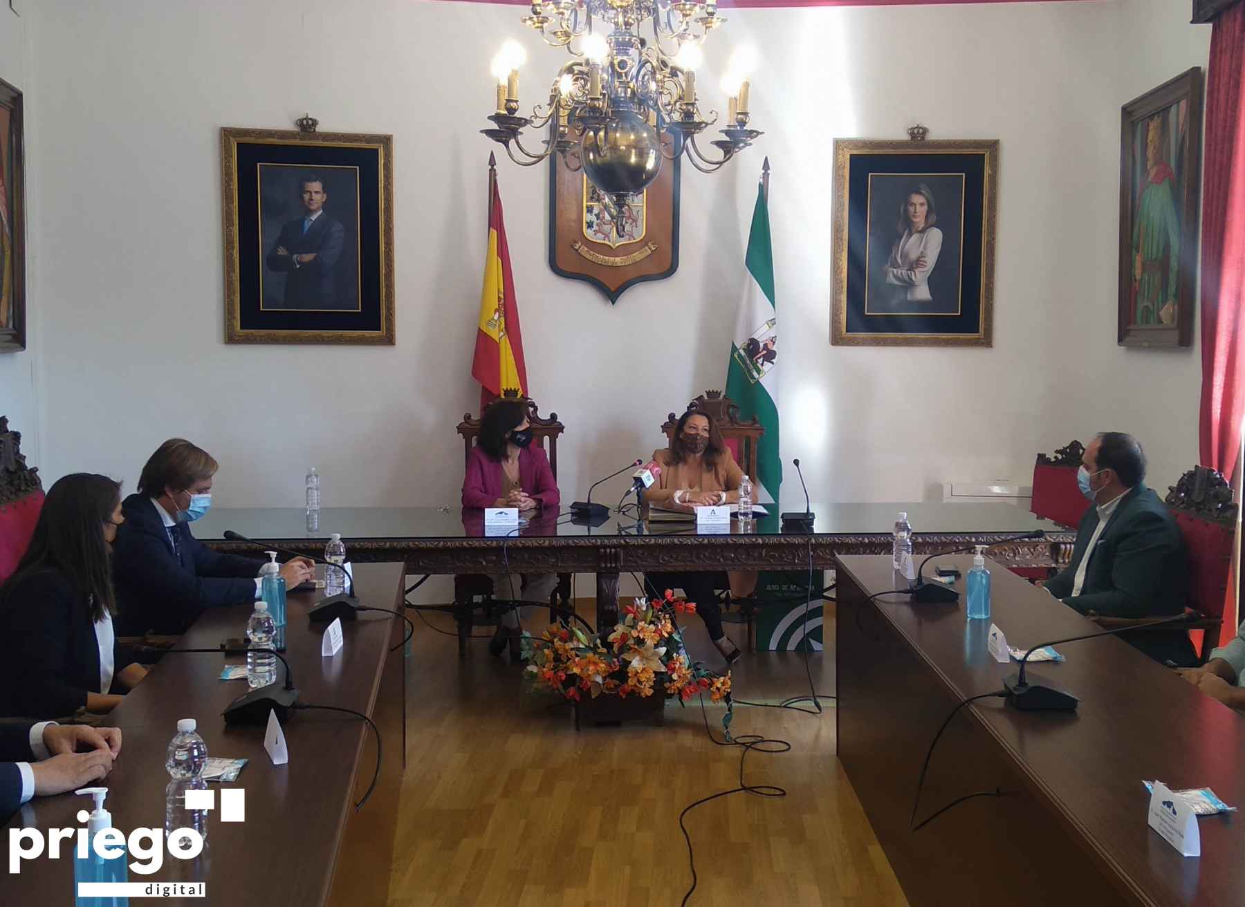 Asistentes a la reunión celebrada en el salón de plenos.