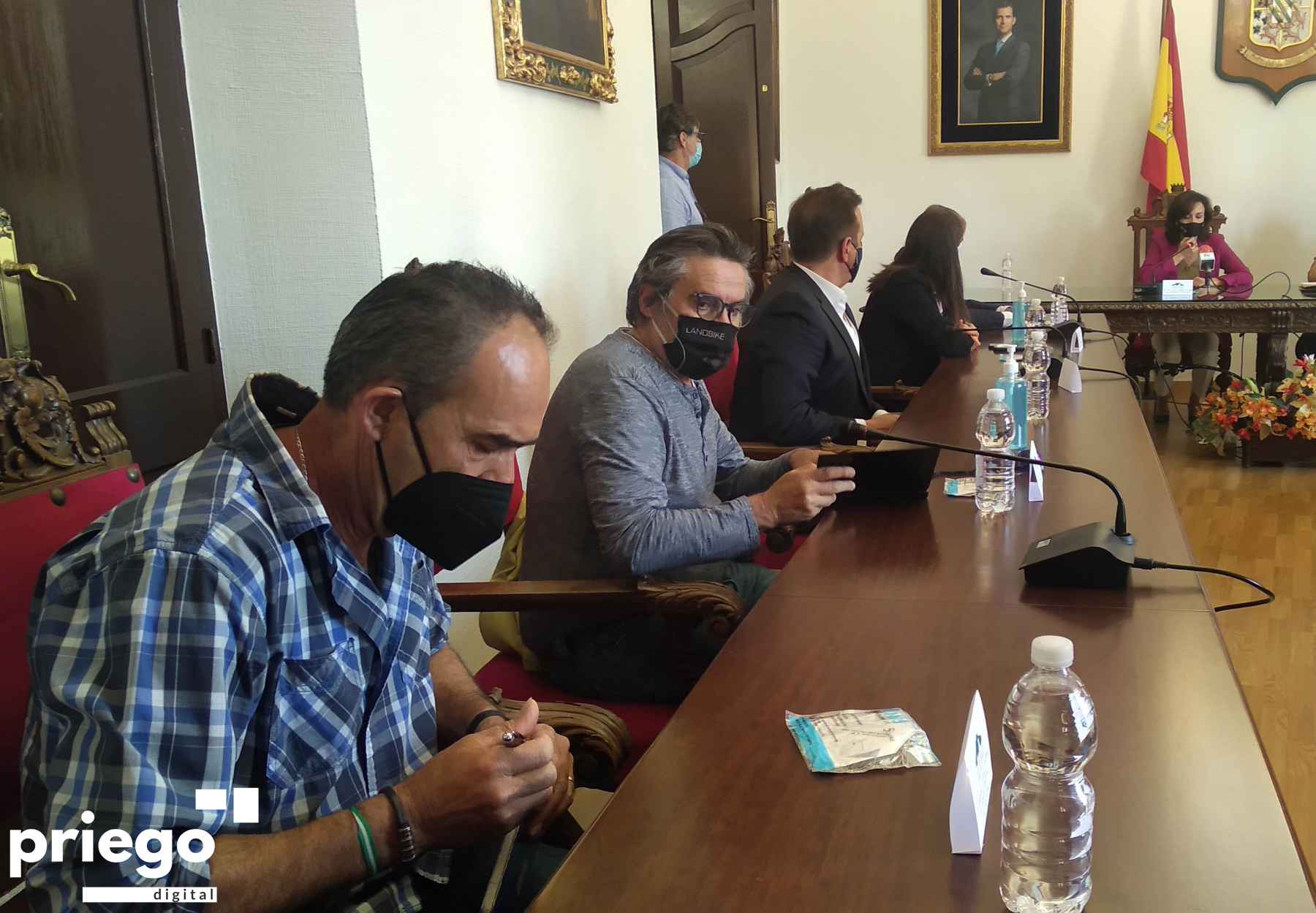 Asistentes a la reunión celebrada en el salón de plenos.