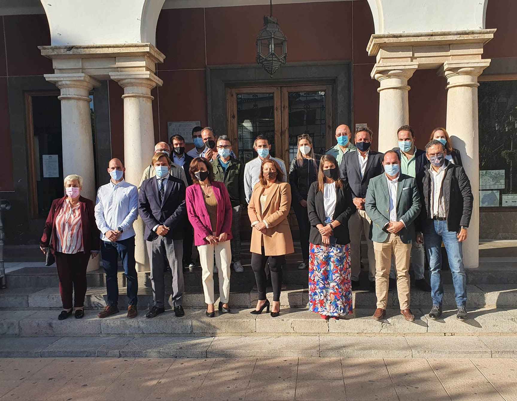Foto de familia de los asistentes a la reunión.