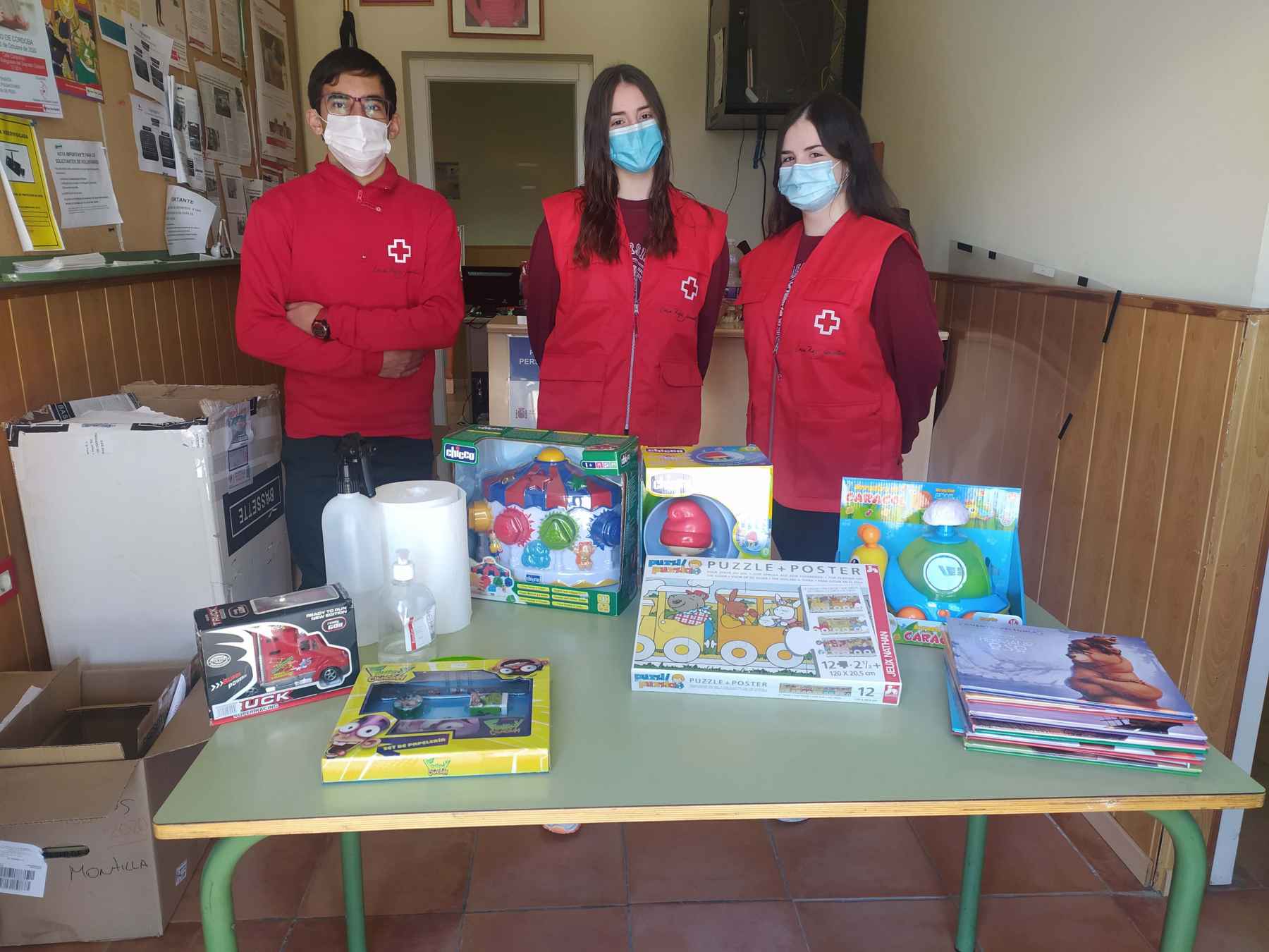 Juguetes y voluntarios de Cruz Roja.