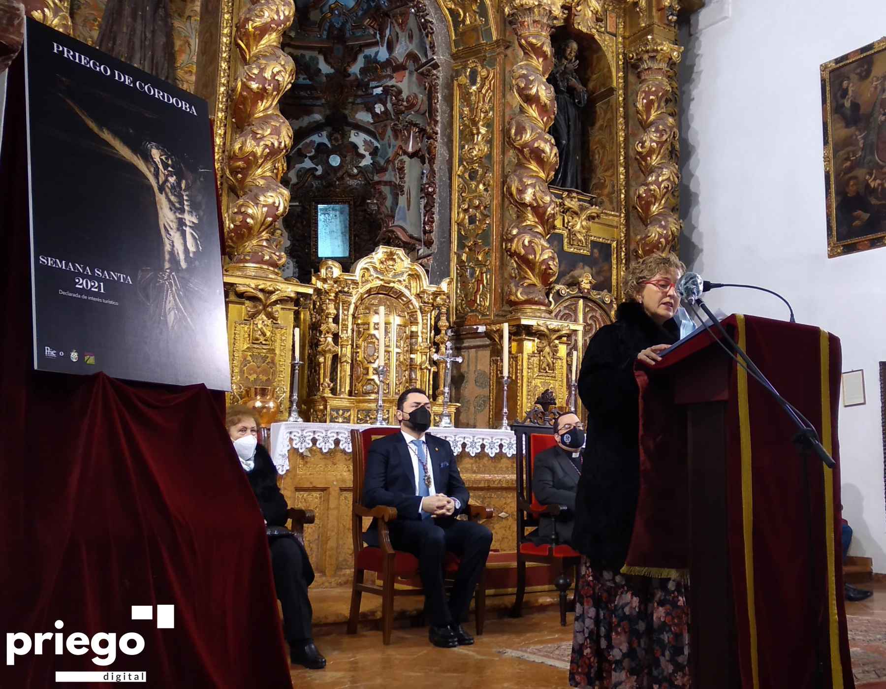 Mariló Vigo junto al cartel del que es autora.