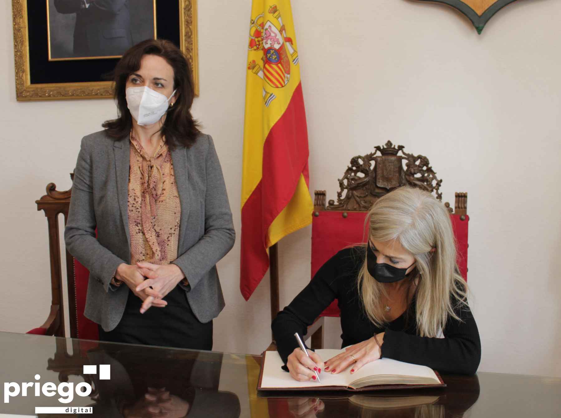 Del Pozo, junto a Ceballos, firmando en el libro de honor del Consistorio.