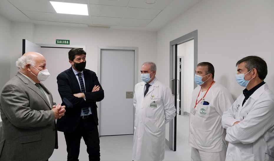 El vicepresidente de la Junta, Juan Marín, y el consejero de Salud y Familias, Jesús Aguirre, durante la visita a las obras del Hospital Infanta Margarita de Cabra (Córdoba).
