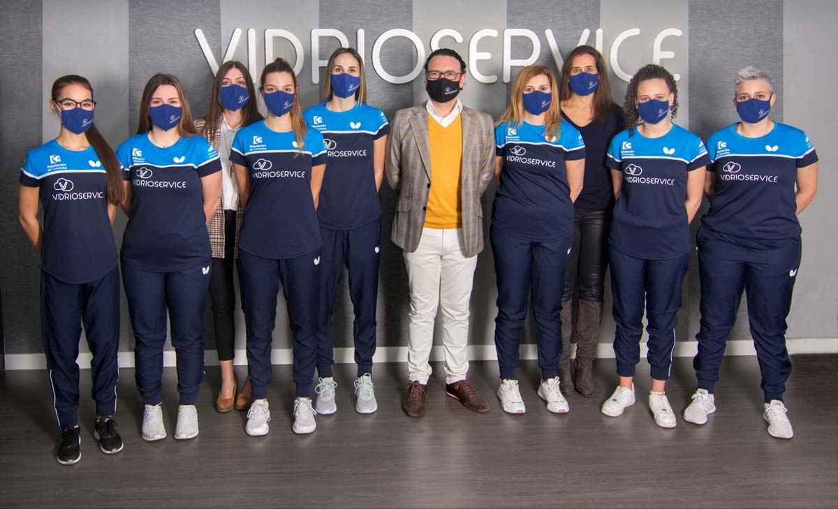 Jugadoras del equipo prieguense con el nuevo patrocinador.