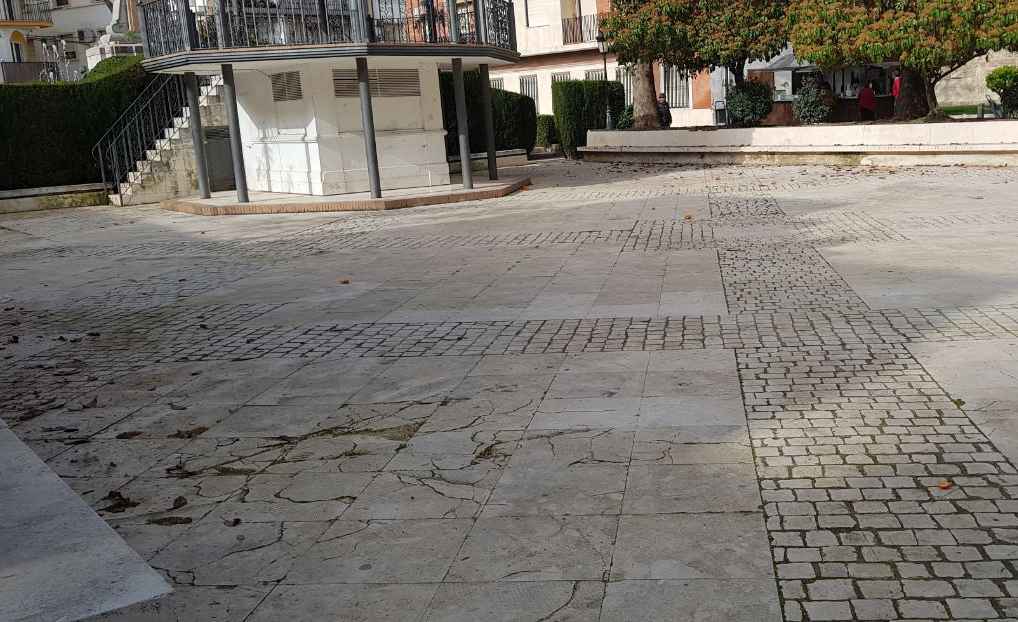 Aspecto actual del quiosco y la terraza para veladores.