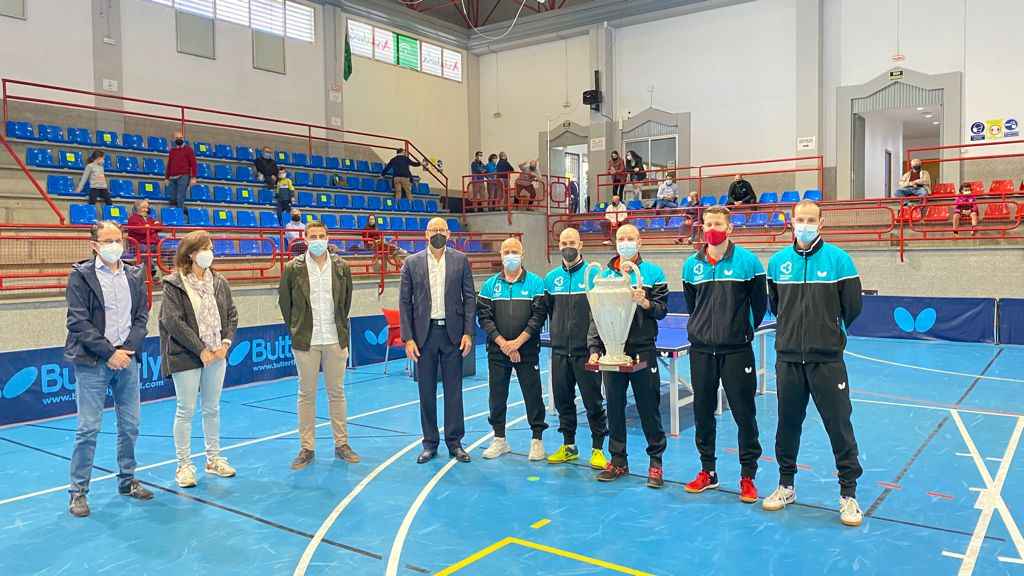 Entrega de la Copa de Campeón de Liga.