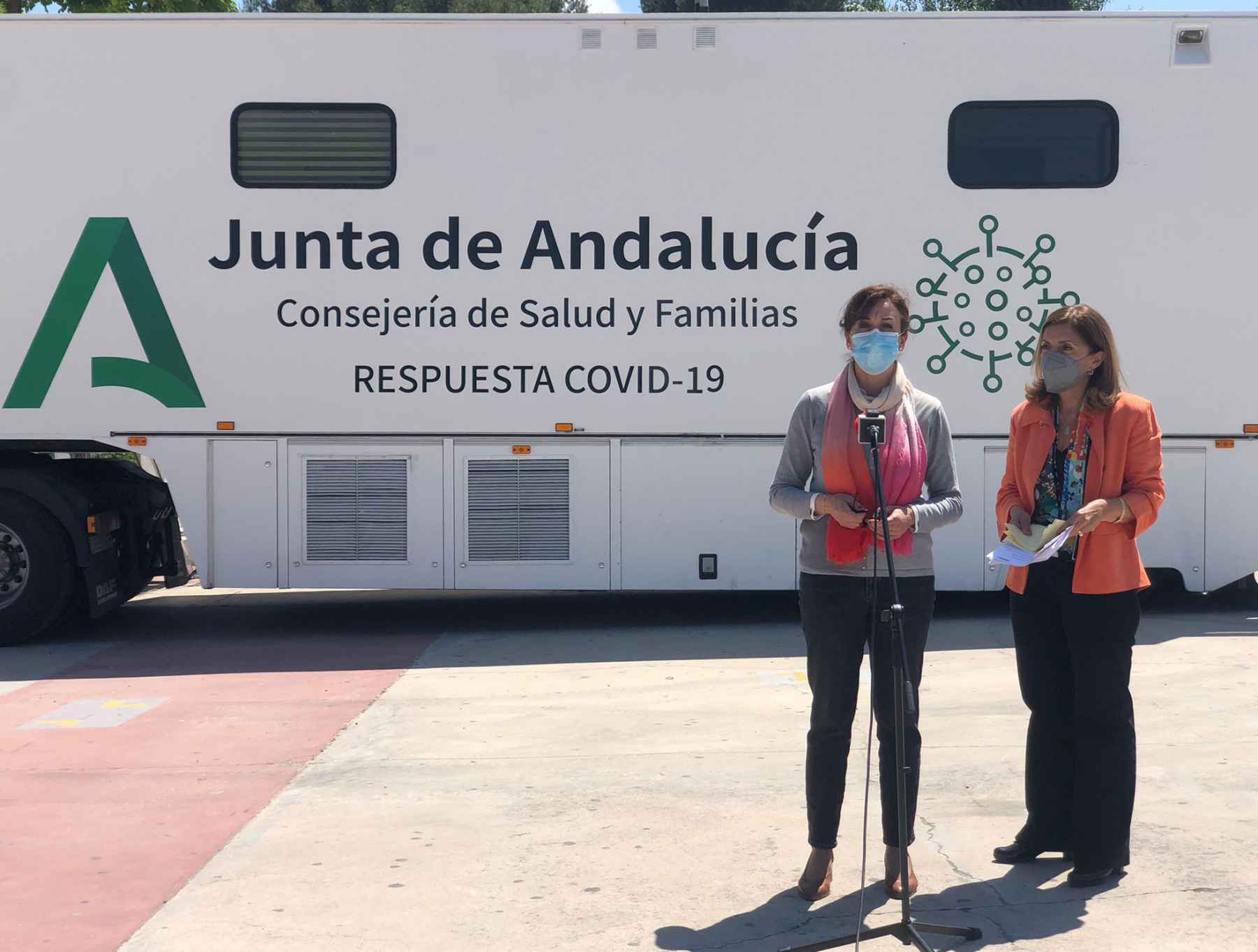 Ceballos y Botella junto al camión donde se realizaba el cribado masivo.