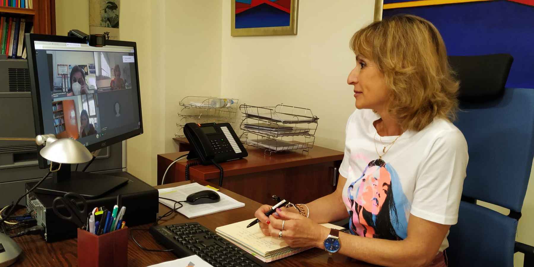 Inmaculada Troncoso durante su reunión telemáticas con directores de centros de Priego.