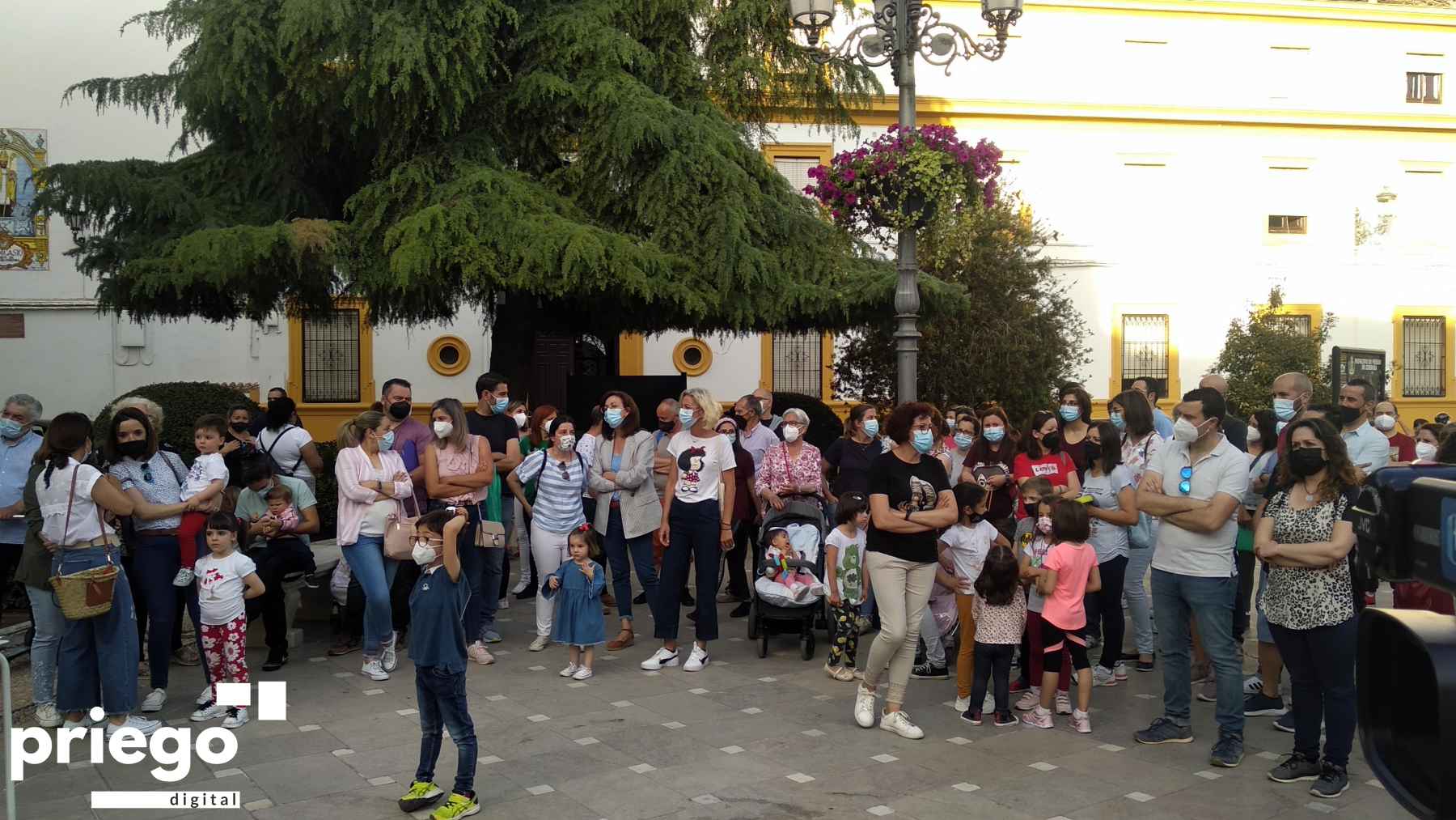 Miembros de la Corporación municipal junto a los asistentes a la concentración.