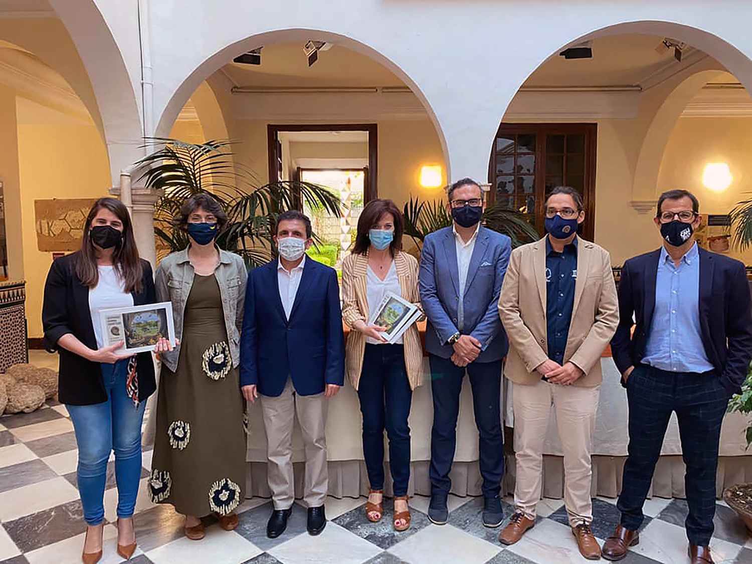 Autoridades y autores del libro, ayer en Priego.