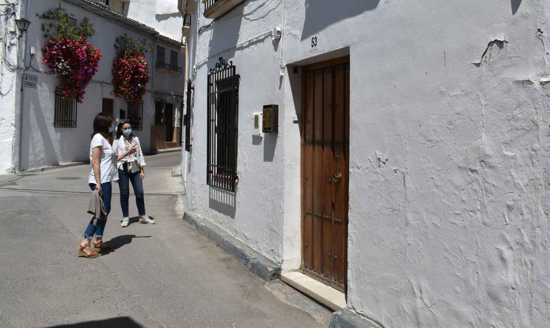 Ceballos y Siles junto al inmueble adquirido.