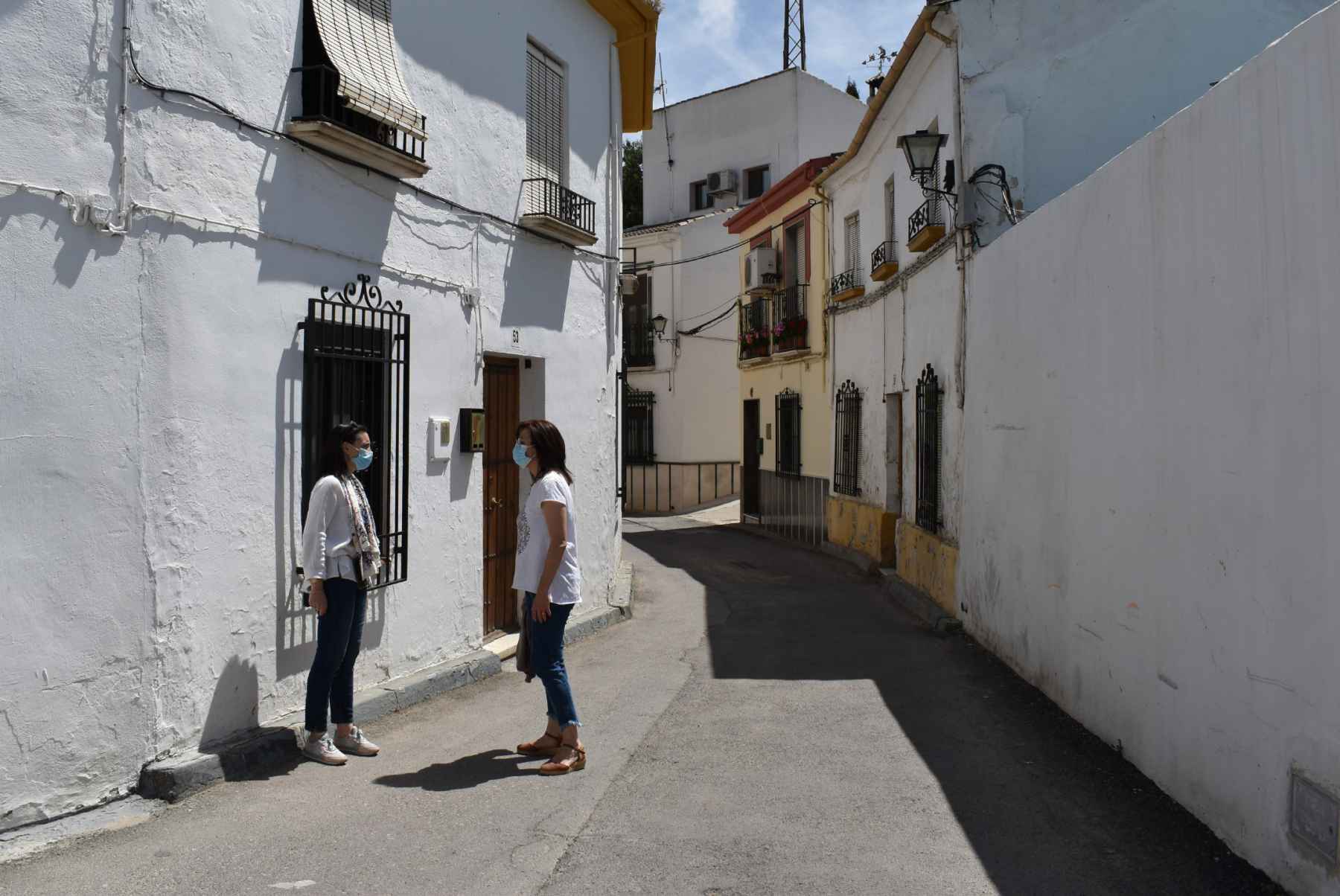 Ceballos y Siles junto al inmueble adquirido.