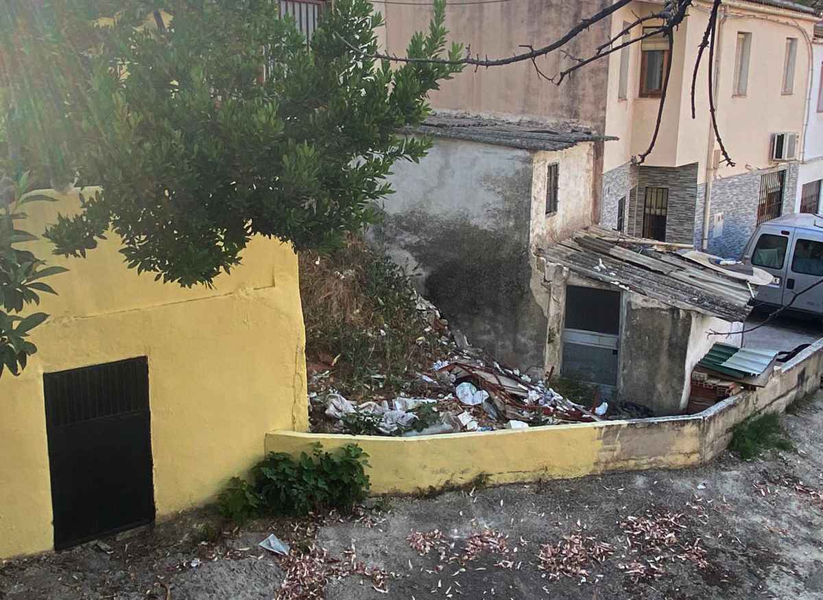 Estado de uno de los solares para los que se solicita su limpieza.