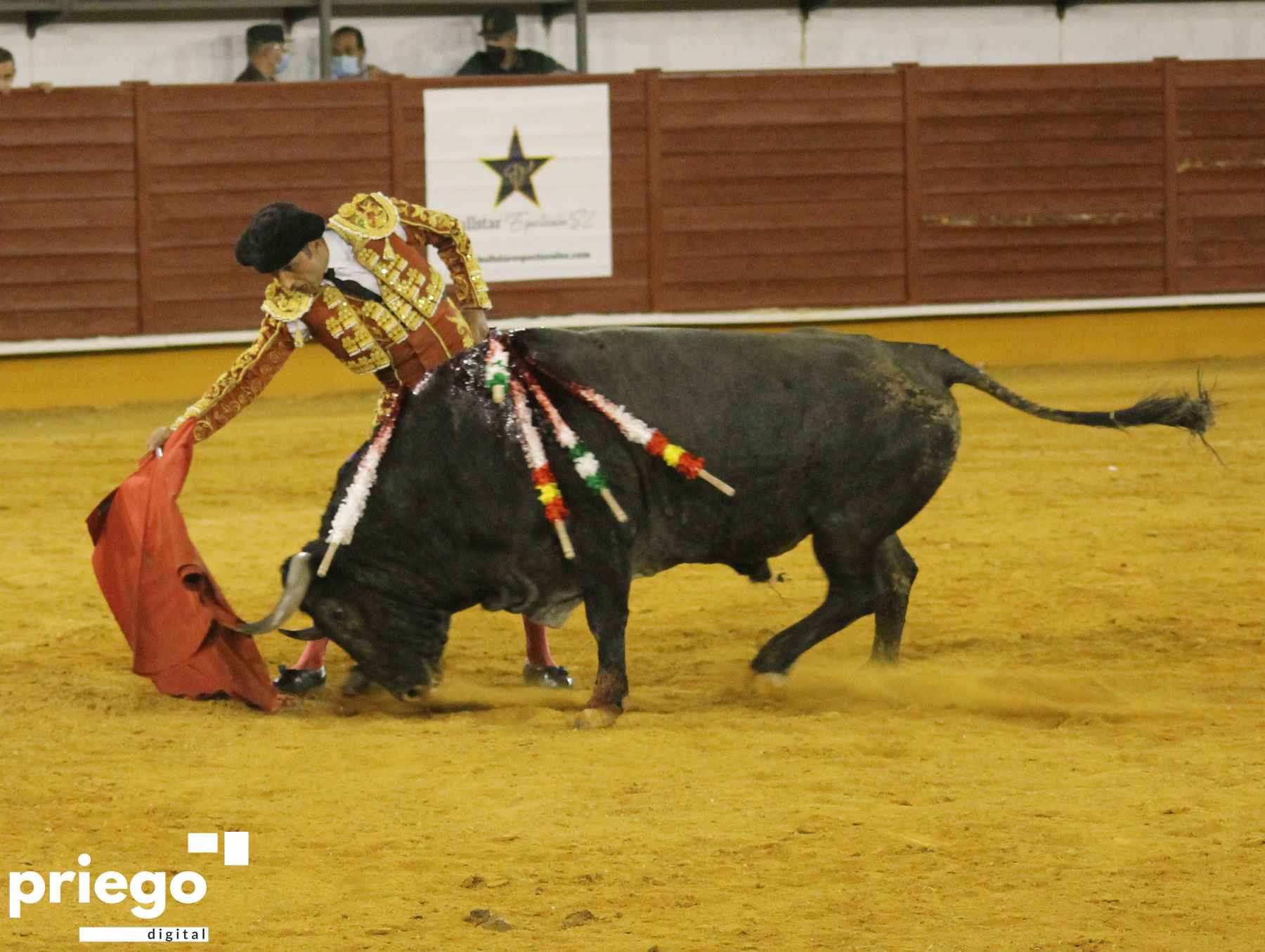 Derechazo de Castaño al segundo de su lote.