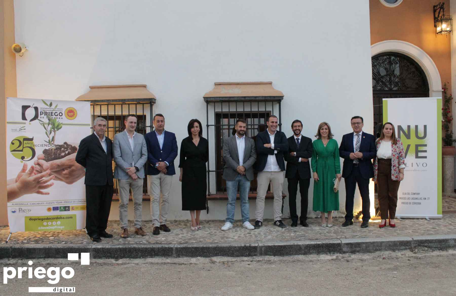 Autoridades y responsables de la nueva empresa en el acto celebrado ayer viernes.