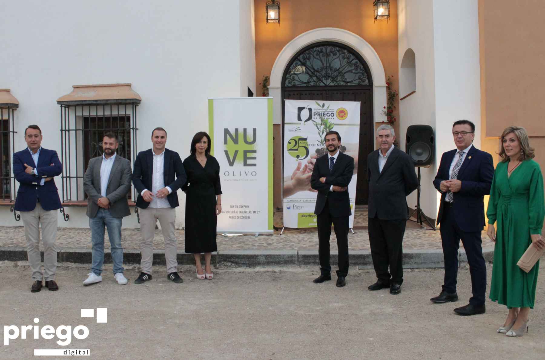 Autoridades y responsables de la nueva empresa en el acto celebrado ayer viernes.