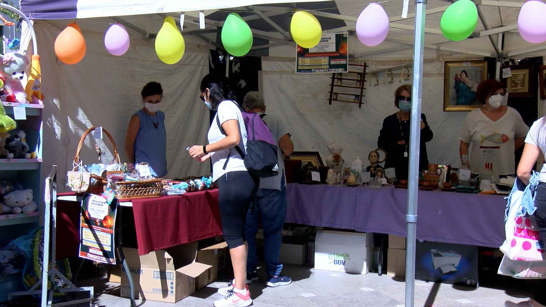 Mercadillo solidario instalado en la plaza de la Constitución.