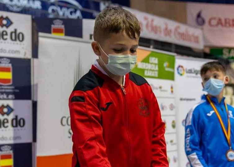 Integrante del C.D. Shotokan Villoslada recibiendo su medalla de oro.