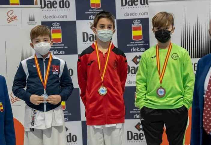Integrante del C.D. Shotokan Villoslada en el podio tras recibir la medalla de oro.