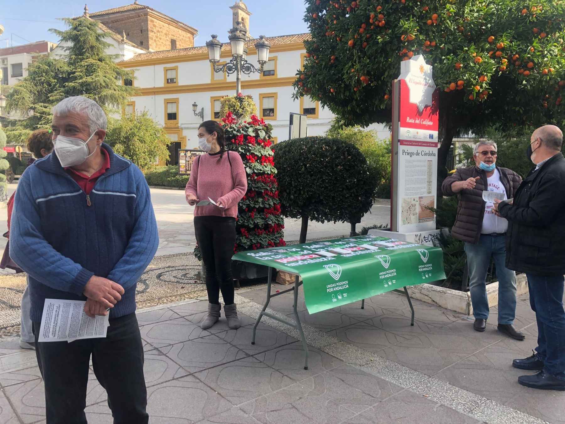 Mesa informativa instalada en El Paseíllo.