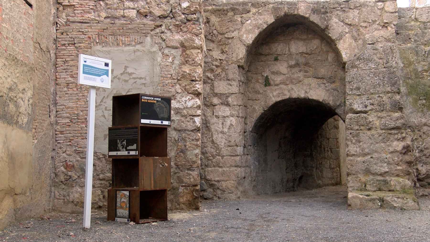 Señal del corredor verde junto al arco de San Bernardo.