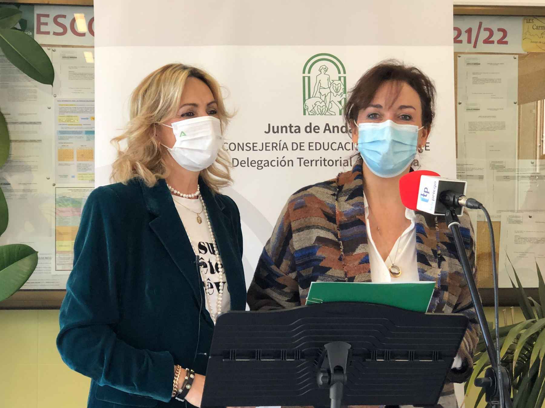Troncoso y Ceballos atendiendo a los medios.