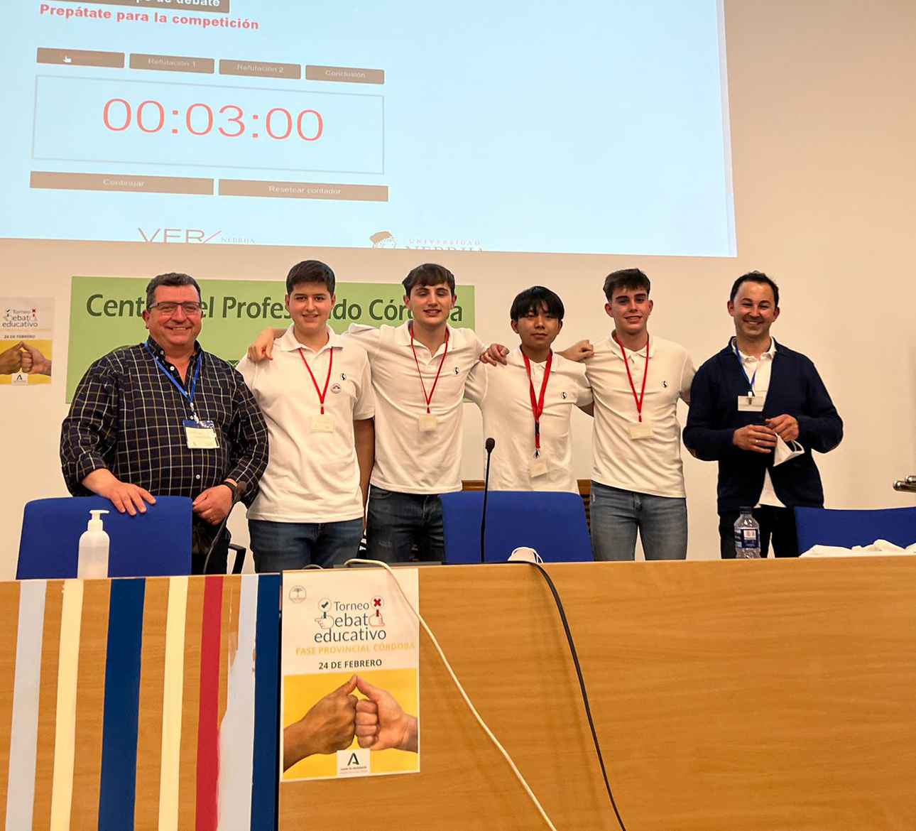 Integrantes del equipo prieguense, junto a sus profesores.