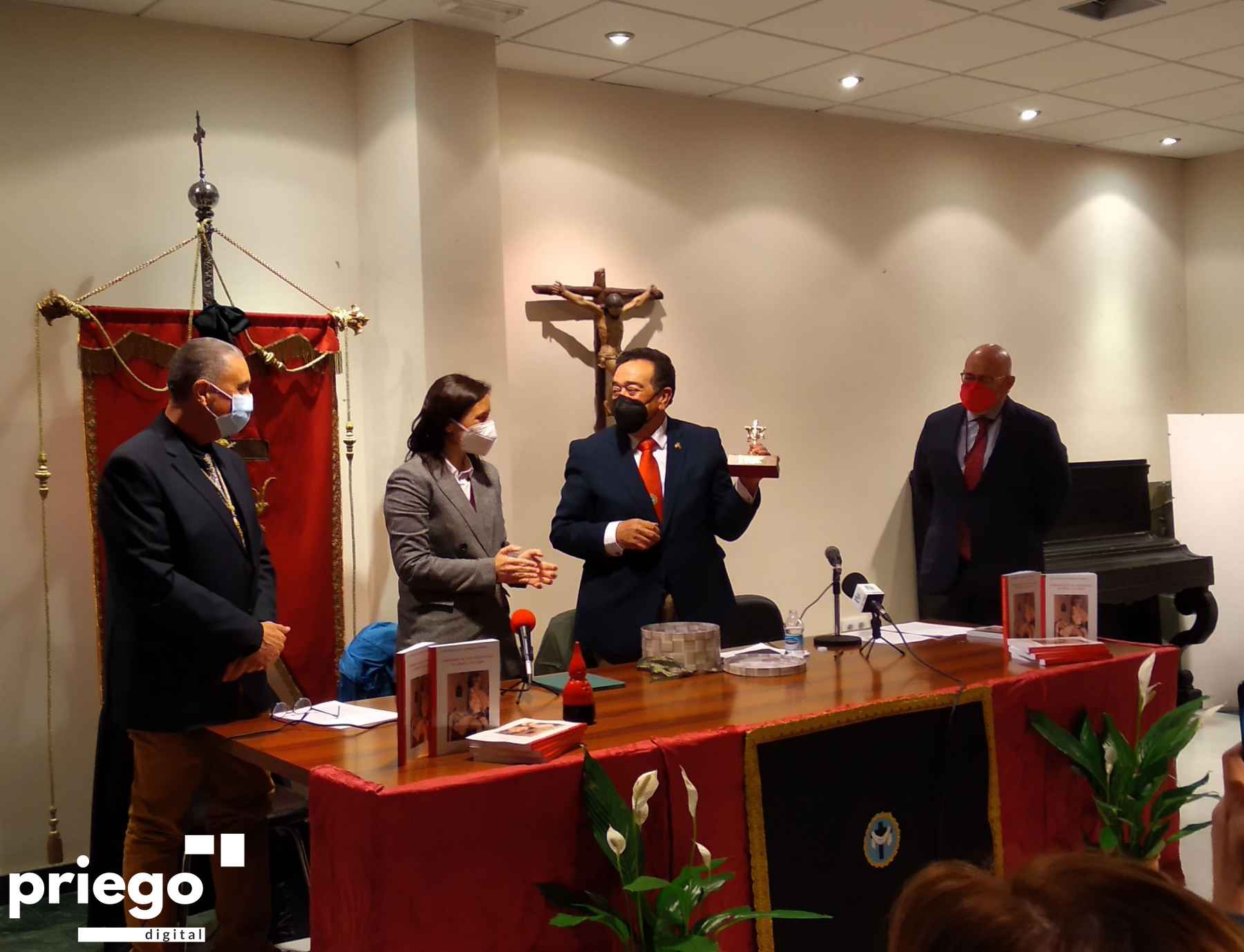 El autor con el recuerdo que recibió de la Archicofradía.
