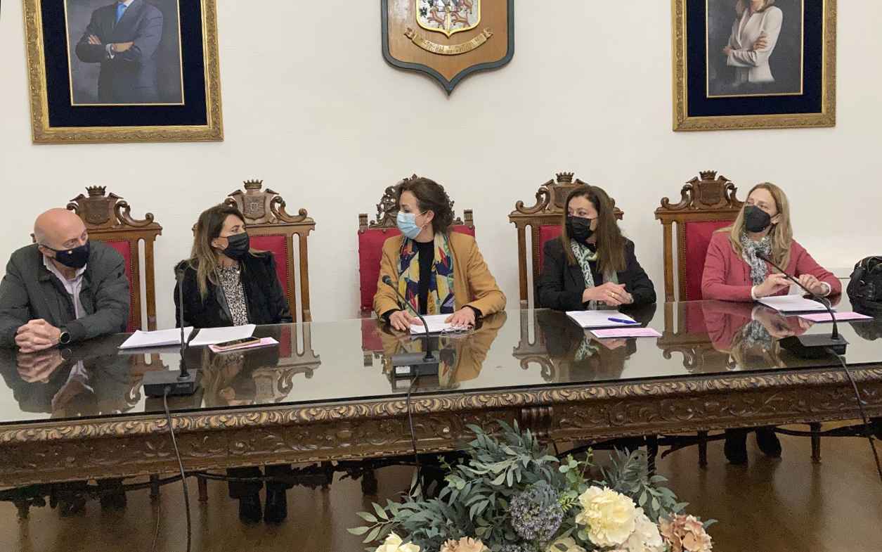 Mª Ceballos, en el centro, junto a los propietarios del Pendón de los Zamorano.