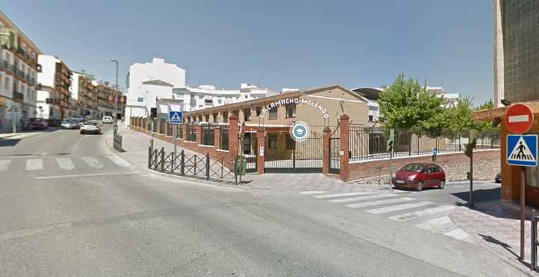 Vista exterior del centro educativo prieguense.