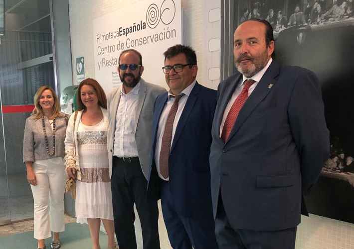Integrantes de la familia Adame en el acceso a la Filmoteca Española.