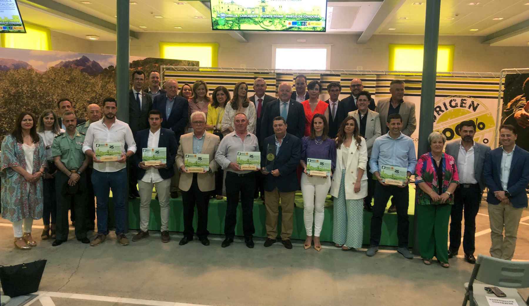Premiados y autoridades en la foto de familia tras la entrega de premios.