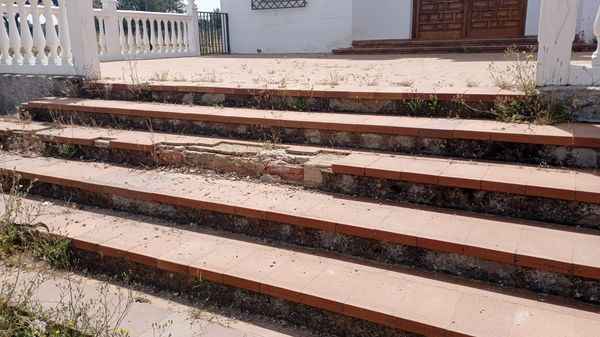 Estado que presentan las escalares de acceso a la ermita.