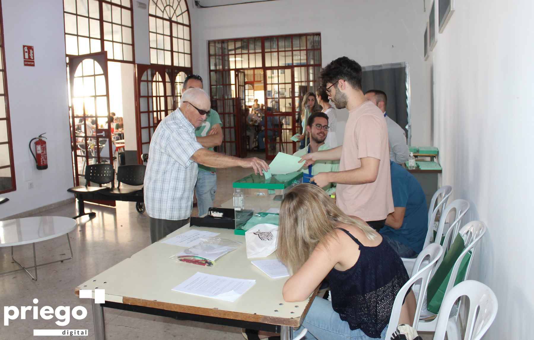 Un vecinos de Priego ejerciendo el domingo su derecho al voto.