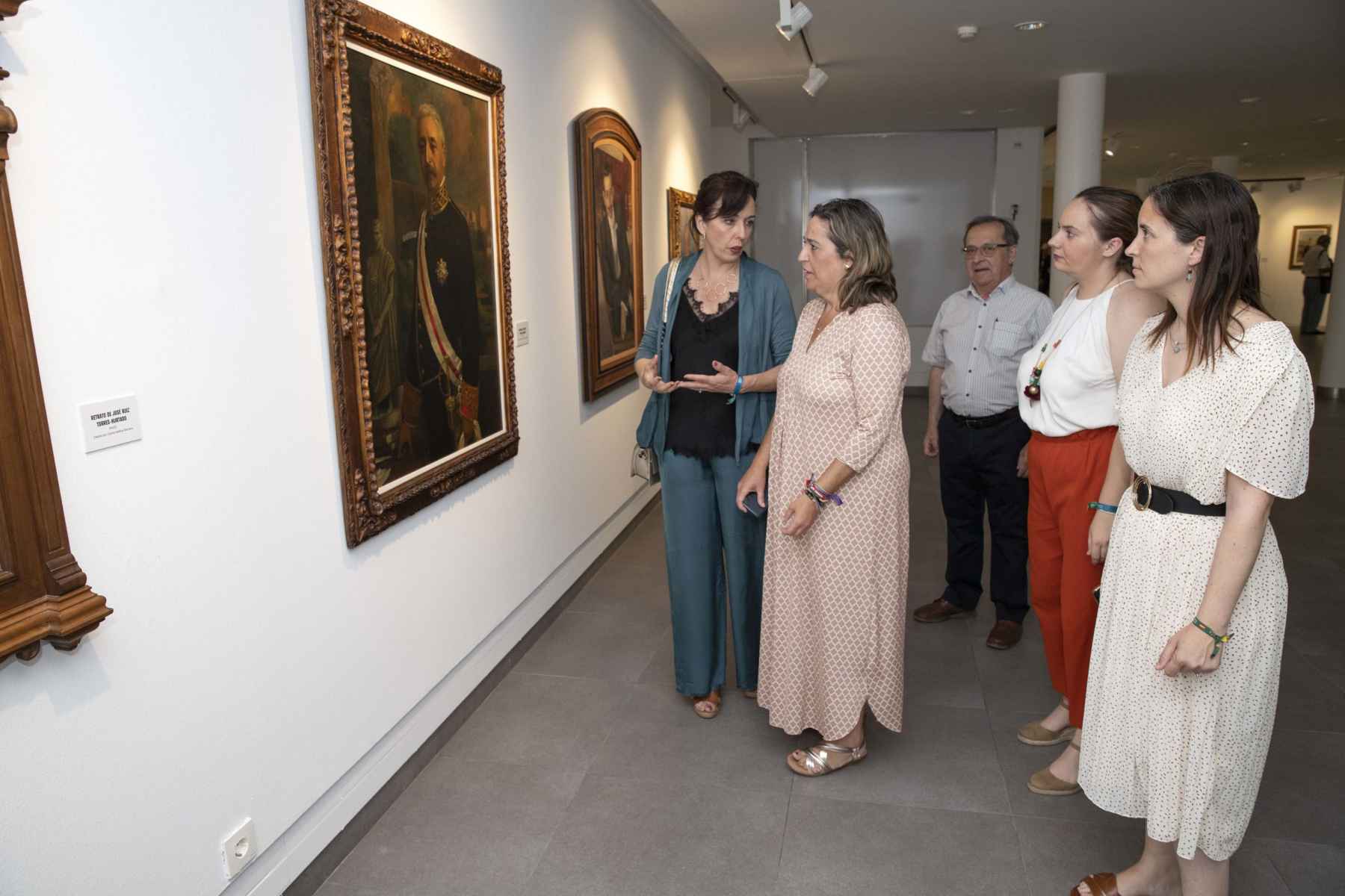 Autoridades durante la visita a la exposición.
